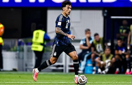 Hậu vệ: Lisandro Martinez (6.0 điểm) Thi đấu với tinh thần rực lửa và không ngại va chạm, tuy nhiên sự quyết liệt thái quá khiến anh phải nhận thẻ vàng từ trọng tài. Martinez gặp đôi chút lúng túng trong tình huống bọc lót dẫn đến bàn thua, nhưng nhìn chung đã hoàn thành vai trò kết nối hàng thủ.