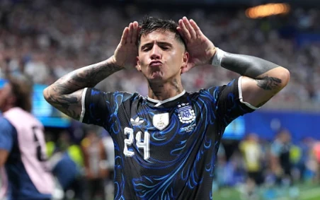 Tiền vệ: Enzo Fernandez (7.8 điểm) Người hùng thắp lại hy vọng cho Argentina với bàn thắng gỡ hòa quý giá. Sau phần lớn thời gian bị hàng tiền vệ đối phương vây ráp, cú dứt điểm đẳng cấp của Enzo ở phút 85 đã làm tung lưới thủ thành Jordan Pickford, thay đổi hoàn toàn cục diện và tâm lý trận đấu.