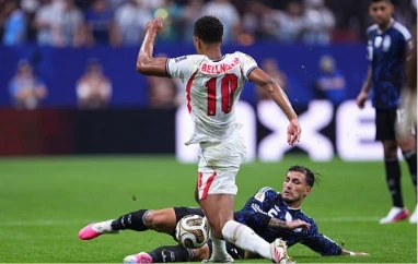 Tiền vệ: Leandro Paredes (6.3 điểm) Giữ nhịp khá tốt ở khu vực vòng tròn trung tâm trong hiệp thi đấu đầu tiên. Anh thực hiện nhiều đường chuyền điều tiết chính xác nhưng sau đó được rút ra nghỉ để nhường chỗ cho những phương án có thiên hướng tấn công mạnh mẽ hơn nhằm tìm kiếm bàn gỡ.