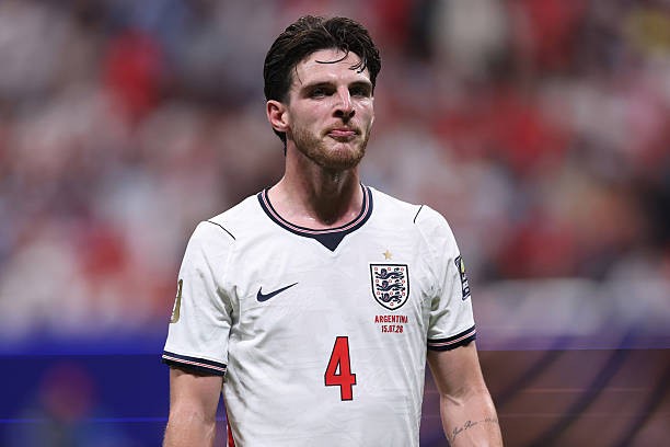 Declan Rice (7.4): Ngôi sao của Arsenal gặp vấn đề lớn về thể lực trước trận đấu, nhưng anh không hề cho thấy dấu hiệu mệt mỏi khi thi đấu đầy nỗ lực ở tuyến giữa. Rice chính là người châm ngòi để Rogers tạt bóng cho Gordon ghi bàn, đồng thời cũng sở hữu một trong số ít cú sút trúng đích của đội tuyển Anh. Ảnh: Getty Images
