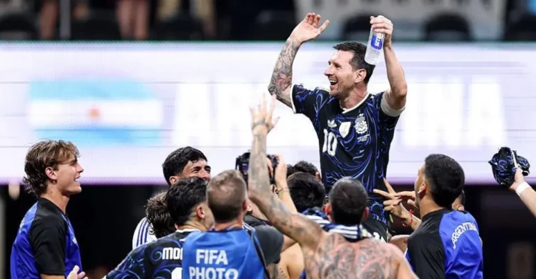 'Ma thuật' của Messi đưa người Argentina trở lại từ đêm đen. Ảnh: Getty Images.