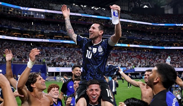 Messi được các đồng đội nâng lên cao sau trận thắng Anh. (Ảnh: Getty Images)