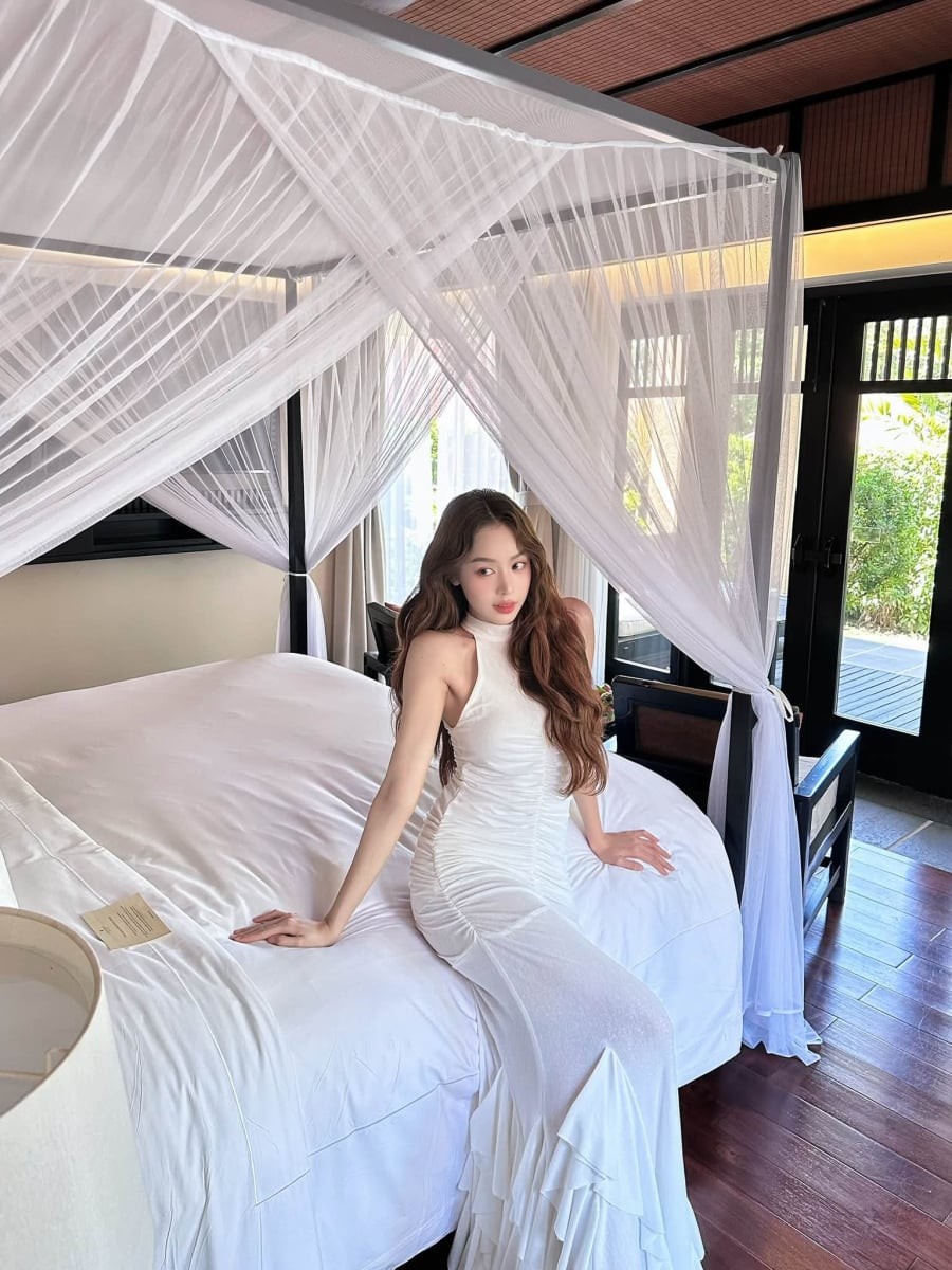 Đây cũng là kiểu váy phù hợp với nhiều không gian như biển, khu nghỉ dưỡng hay những buổi dạo phố mùa hè.