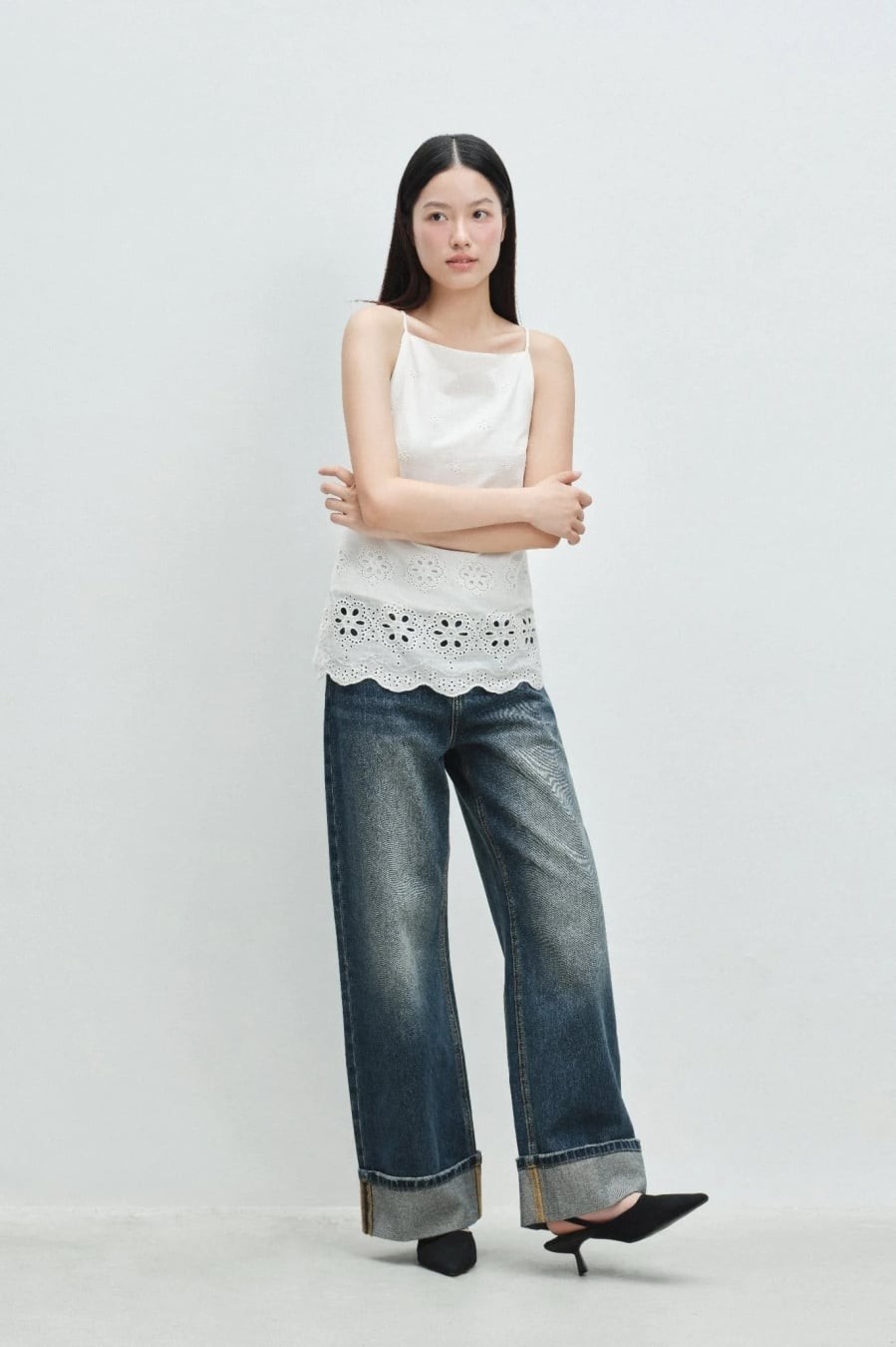 Quần jeans ống thẳng mang lại vẻ trẻ trung, năng động nhưng vẫn giữ được nét tinh tế, phù hợp với phụ nữ trung niên khi kết hợp cùng trang phục tối giản.