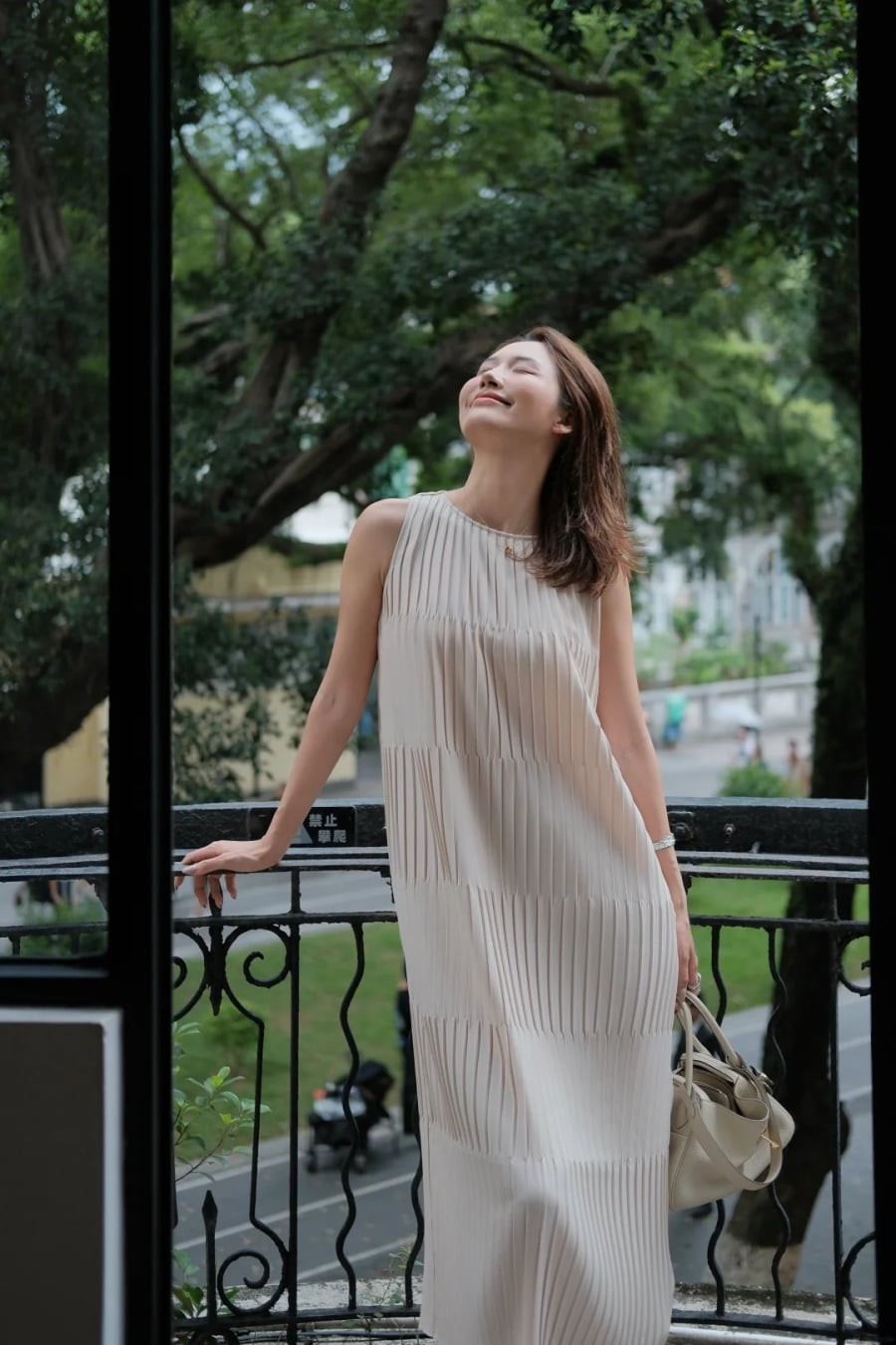 Các thiết kế váy xếp ly màu kem hoặc hồng pastel mang đến cảm giác nhẹ nhàng, trẻ trung và dễ phối đồ.