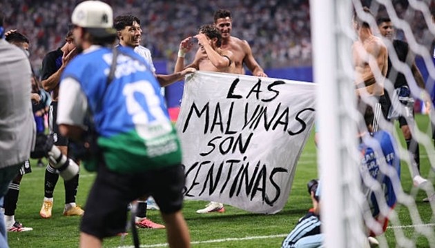 Tấm biểu ngữ gây tranh cãi của Argentina sau trận thắng tuyển Anh. (Ảnh: Getty Images)