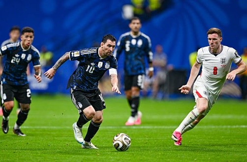 Sự điều chỉnh từ Messi giúp Argentina dần lấy lại thế trận. Ảnh: Getty Images.