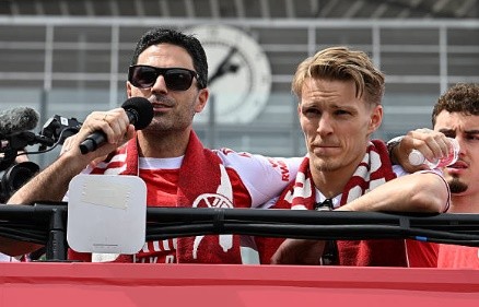 Odegaard và Arteta trong buổi lễ ăn mừng chức vô địch Ngoại hạng Anh. Ảnh: Getty Images.