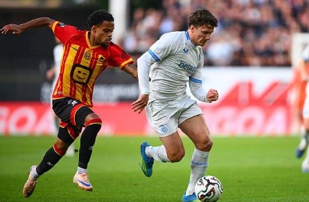 Tzolis từng có quãng thời gian chơi tại Ngoại hạng Anh trong màu áo Norwich. Ảnh: Getty Images. 