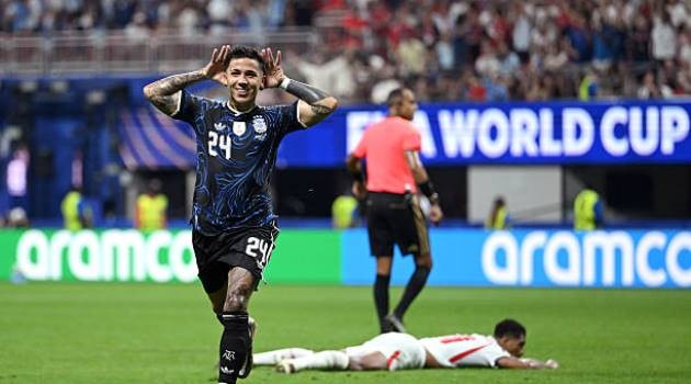 Enzo Fernandez khiến CĐV Anh nổi giận với màn ăn mừng. Ảnh: Getty Images.