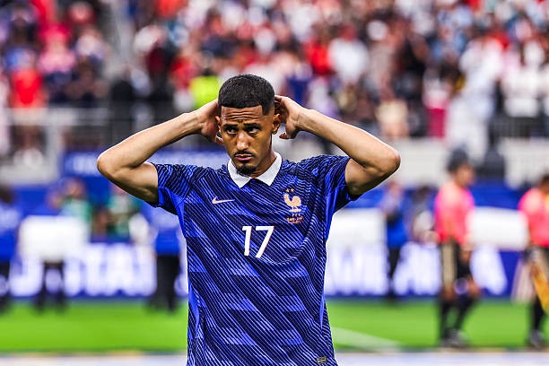 Arsenal thay đổi kế hoạch chuyển nhượng vì William Saliba.