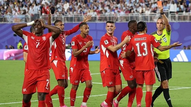 Embolo bất ngờ bị nhận thẻ vàng thứ 2 trước Argentina. (Ảnh: Getty Images)