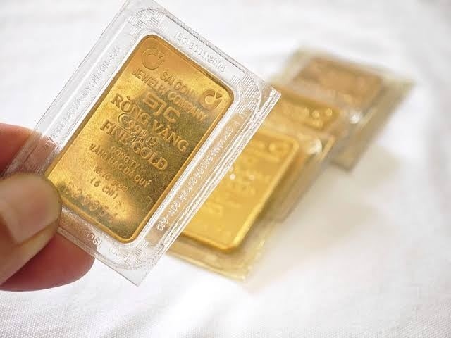 Sự sụt giảm mạnh này khiến thị trường rúng động khi kim loại quý đang phải chật vật để bảo vệ mốc tâm lý quan trọng 4.000 USD/ounce.

