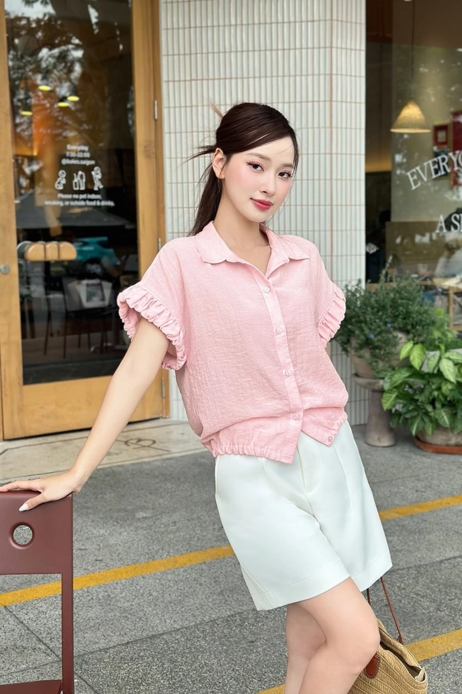 Hồng phấn là gam màu nhẹ nhàng giúp gương mặt trông tươi tắn và tổng thể thêm mềm mại.