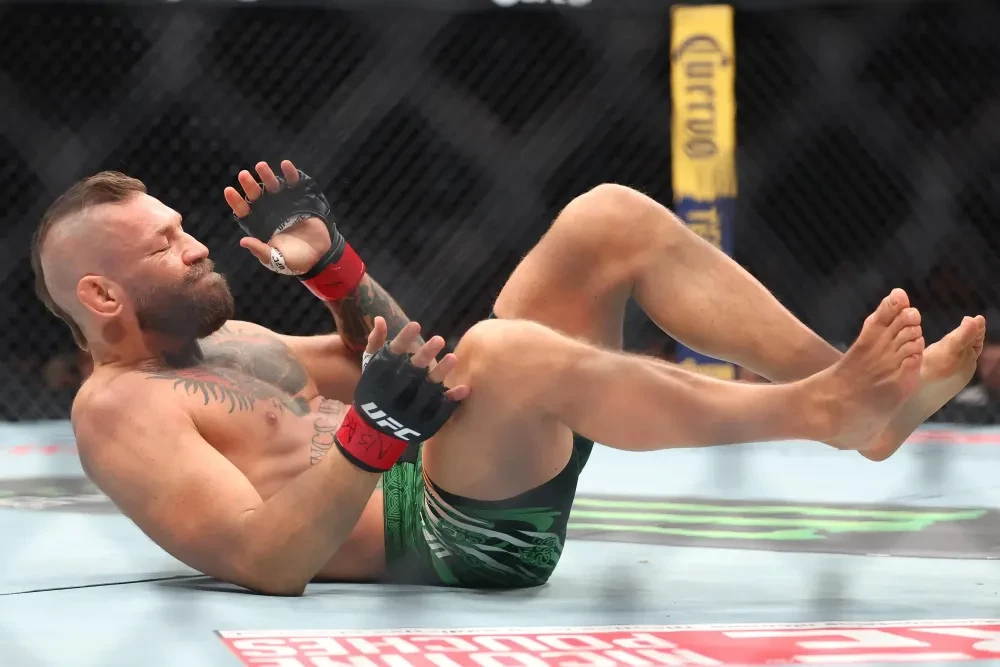Conor McGregor ngã gục vì chấn thương đầu gối
