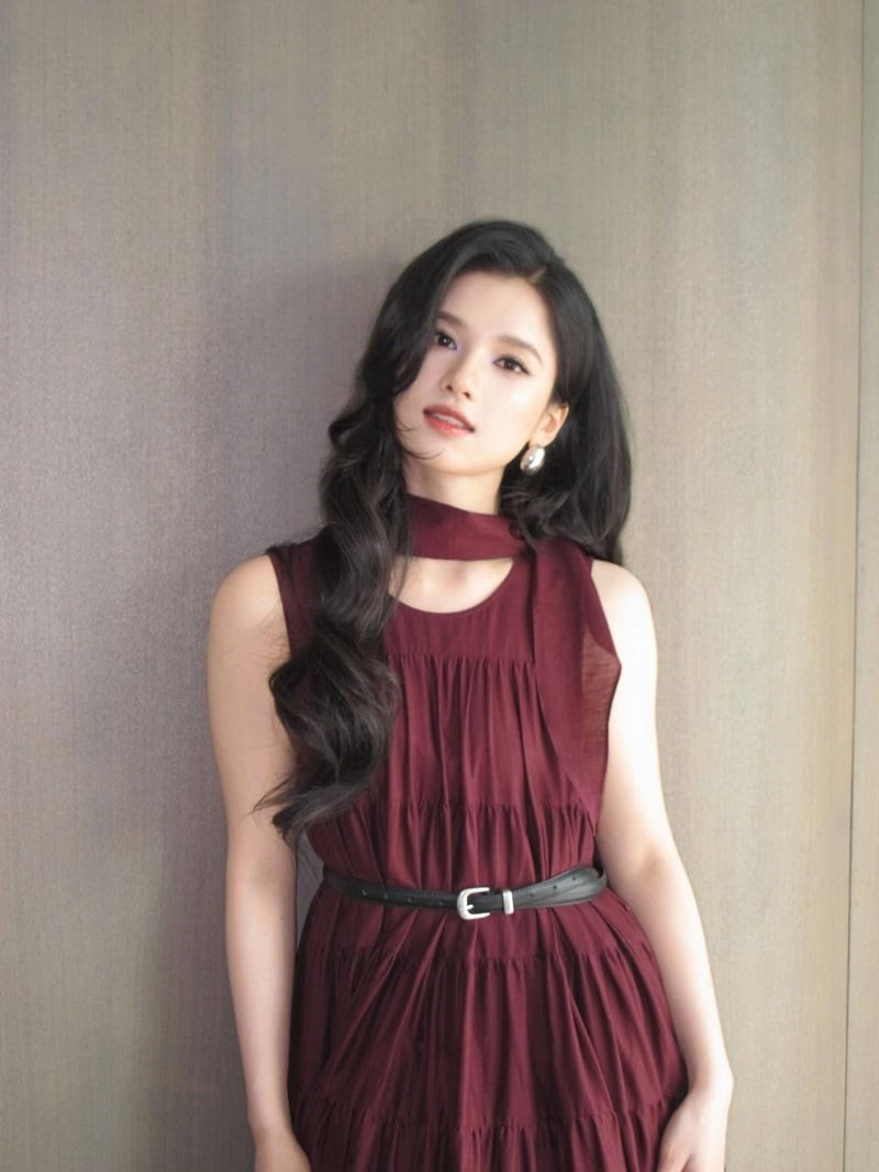  Chiếc váy đỏ burgundy không tay là một trong những lựa chọn nổi bật, mang đến hình ảnh trưởng thành và quyến rũ hơn.