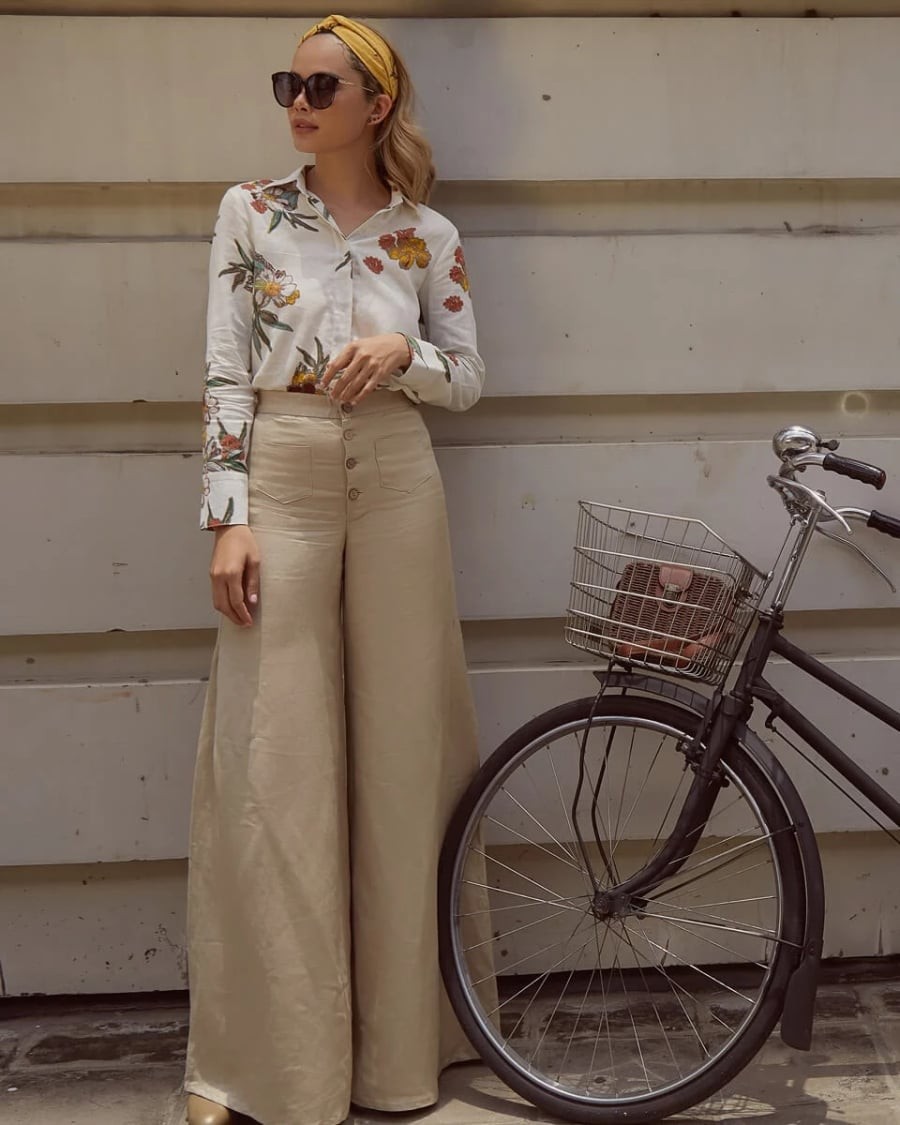 Với chất liệu linen thoáng mát và phom dáng rộng rãi, kiểu quần này là lựa chọn lý tưởng cho mùa hè, vừa dễ chịu khi mặc vừa dễ kết hợp với nhiều kiểu áo.