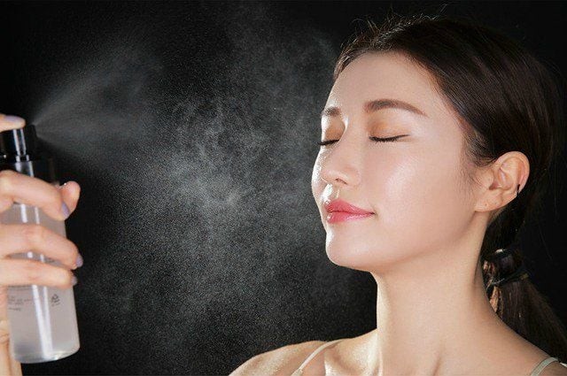 Một nguyên nhân khác khiến da luôn khô dù thường xuyên xịt khoáng là hàng rào bảo vệ da đã bị tổn thương.

