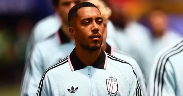 Youri Tielemans trên đường cập bến Old Trafford. Ảnh: Getty Images.