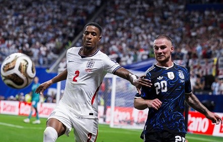 Arsenal đang muốn đẩy nhanh thương vụ Konsa. Ảnh: Getty Images.