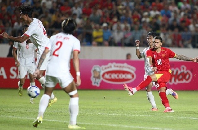 Hoàng Hên ghi bàn thắng đầu tiên trong màu áo tuyển Việt Nam. Ảnh: HNFC.