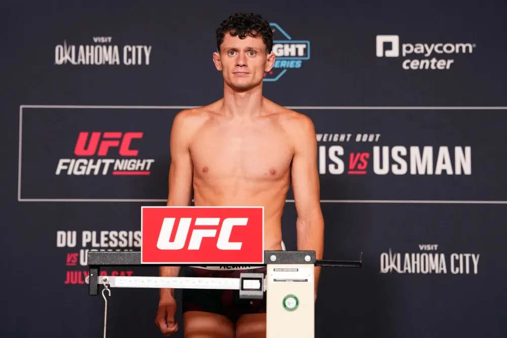 Dricus du Plessis và Kamaru Usman chạm trán tại buổi cân ký