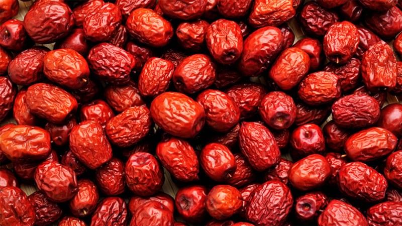 Mặc dù là thực phẩm tự nhiên, táo đỏ vẫn chứa lượng calo đáng kể nếu ăn nhiều, đặc biệt là dạng sấy khô.