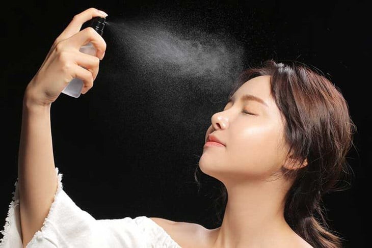 Nước là thành phần quan trọng giúp làn da duy trì sự mềm mại, đàn hồi và hỗ trợ các hoạt động sinh lý bình thường. 
