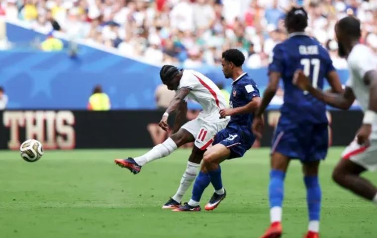 Sau đó, Rashford bứt tốc vào khoảng trống và tung ra cú dứt điểm uy lực buộc thủ môn Mike Maignan phải trổ tài cứu thua.