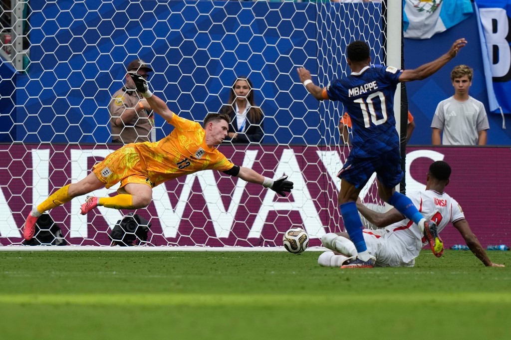  Dean Henderson – 6.6 điểm. Henderson có nhiều pha cứu thua xuất sắc để từ chối các cơ hội mười mươi của Mbappe và Dembele trong hiệp một. 