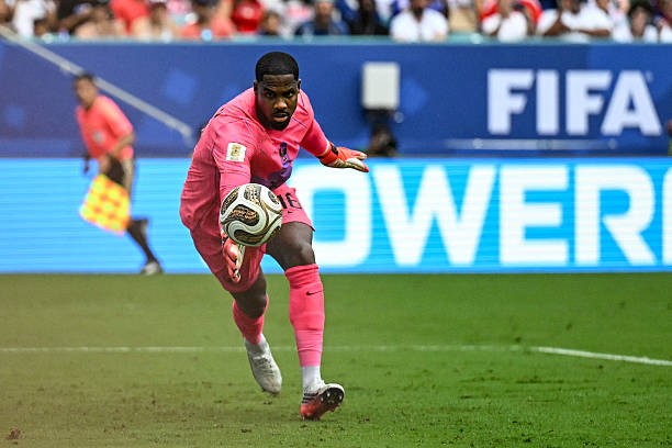 Mike Maignan	5.5	Dù có pha bay người cứu thua ngoạn mục trước cú sút xa của Rashford, thủ thành này vẫn trải qua một đêm ác mộng khi phải vào lưới nhặt bóng tới 6 lần do sự sụp đổ dây chuyền của hệ thống phòng ngự. Ảnh: Getty Images