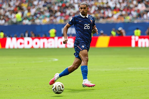 Maxence Lacroix	5.1	Khởi đầu đầy hứa hẹn với những tình huống chặn đứng Rashford và Saka, nhưng sự hụt hơi về sau đã khiến anh không thể lấp đầy các khoảng trống mênh mông trước khi hiệp một khép lại. Ảnh: Getty Images