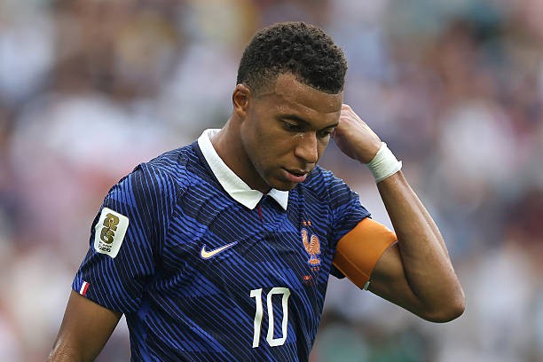 Kylian Mbappé	8.4	Đẳng cấp siêu sao được khẳng định khi anh một tay vực dậy tinh thần rệu rã của Les Bleus. Với cú đúp bàn thắng, anh chính thức vượt qua kỷ lục của Messi tại sân chơi World Cup. Ảnh: Getty Images