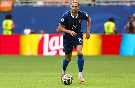 Rabiot không hài lòng về màn trình diễn của tuyển Pháp trong hiệp 1. Ảnh: Getty Images.