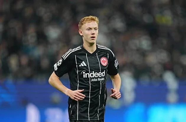 Không dễ để Frankfurt chấp nhận bán Larsson với giá rẻ. Ảnh: Getty Images