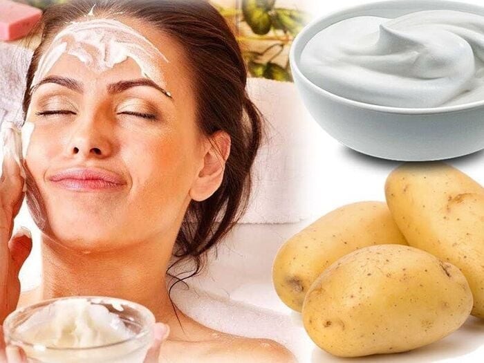 Khoai tây còn chứa vitamin B6 cùng một số khoáng chất như kali, có khả năng hỗ trợ làm dịu làn da đang mệt mỏi hoặc hơi sưng nhẹ.