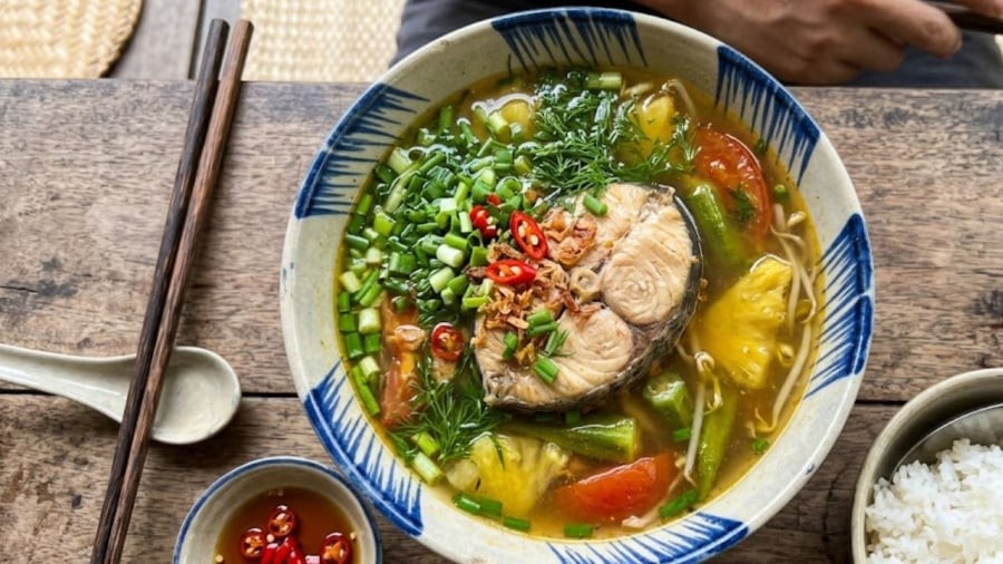 Khi nấu canh cá, việc thêm các nguyên liệu có vị chua giúp khử mùi tanh.