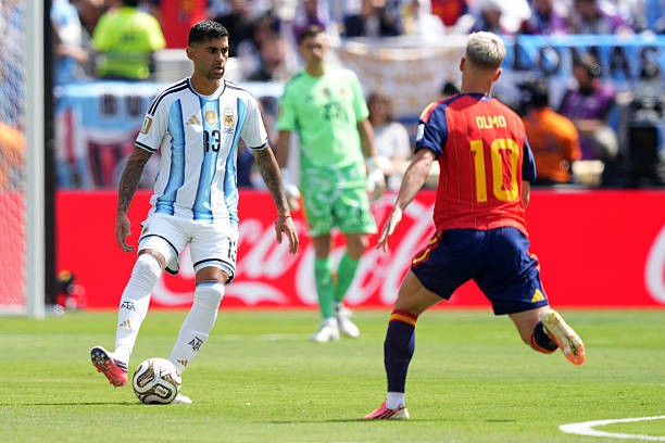 Sau Lisandro Martinez, đến lượt một trung vệ khác của Argentina cũng gặp chấn thương là Curtis Romero và anh phải rời sân để nhường chỗ cho Facundo Medina. Ảnh: Getty Images.
