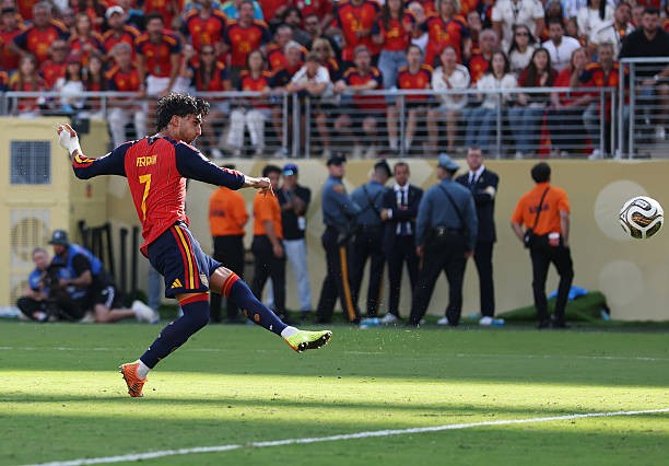 Sau bao nỗ lực, cuối cùng Tây Ban Nha đã mở tỷ số khi Nico Williams có pha đánh đầu kiến tạo cho Ferran Torres tung cú sút chân trái hiểm hóc, đánh bại thủ thành Emiliano Martinez và làm tung mành lưới của Argentina. Ảnh: Getty Images.