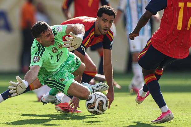 Emiliano Martinez (9/10): Thực hiện nhiều pha cứu thua quan trọng, hầu hết là những tình huống cơ bản nhưng cực kỳ cần thiết. Anh hoàn toàn bất lực trong bàn thua duy nhất khi không nhận được sự bọc lót tốt từ đồng đội để có thể thực hiện pha cứu thua quyết định cho Argentina.