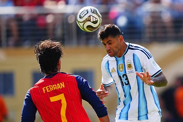 Cristian Romero (6/10): Trung vệ thứ hai của Argentina phải rời sân sớm vì chấn thương. Anh thi đấu nhiều hơn đối tác Lisandro Martinez 26 phút nhưng lại không có quá nhiều tình huống phòng ngự nổi bật.