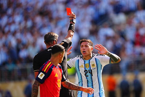 Enzo Fernandez (3/10): Hoàn toàn xứng đáng nhận thẻ đỏ. Dù đã phải nhận một thẻ vàng trước đó nhưng anh vẫn có pha vào bóng thô bạo với Cubarsi. Đáng trách hơn, chiếc thẻ vàng đầu tiên của anh lại đến từ lỗi phản ứng với trọng tài. Anh cần phải chơi tỉnh táo hơn, đặc biệt là trong một trận chung kết World Cup.