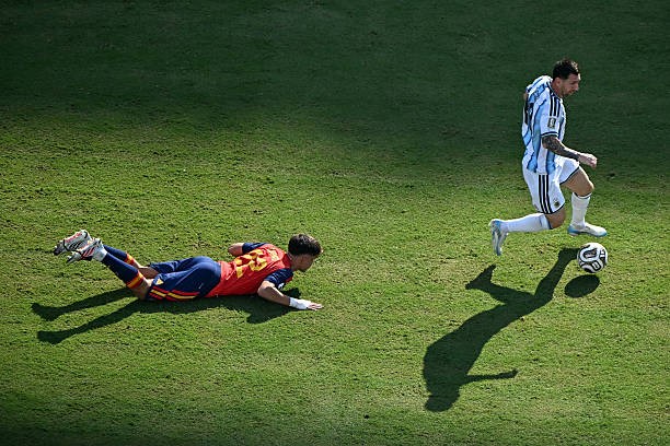 Lionel Messi (5/10): Bị hàng phòng ngự Tây Ban Nha phong tỏa hoàn toàn. Siêu sao người Argentina rất hiếm khi nhận được bóng, và khi có bóng, anh thường bị dồn vào sát đường biên dọc và không có khoảng trống để xử lý. Đây là một trong những trận đấu mờ nhạt nhất của Messi, phần lớn nhờ vào hệ thống phòng ngự bọc lót khoa học của Tây Ban Nha.
