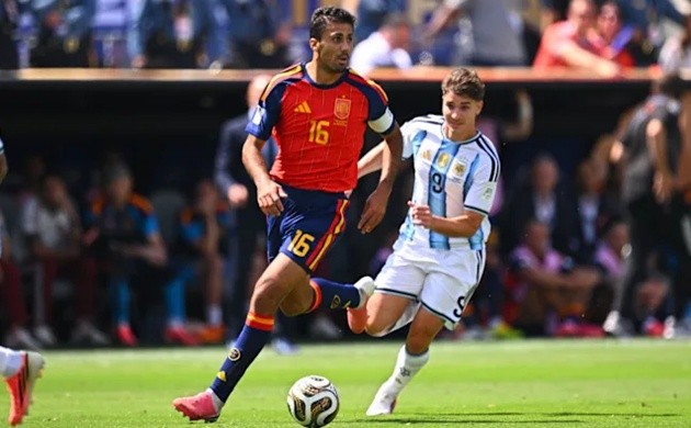 Rodri dẫn dắt hàng tiền vệ bóp nghẹt tuyến giữa của Argentina. (Ảnh: Sports.yahoo)