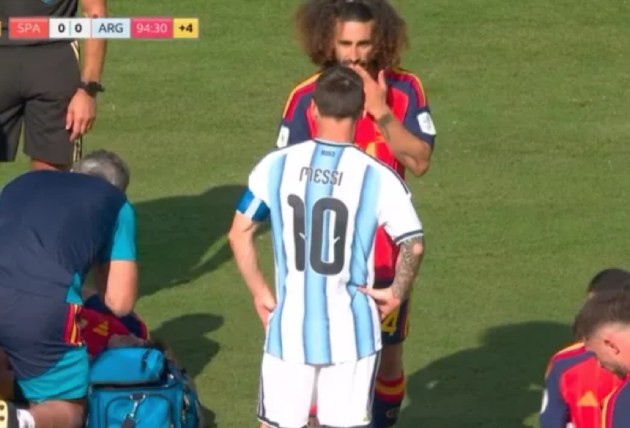 Marc Cucurella dùng tay che miệng khi trao đổi với Messi, song được trọng tài đánh giá không phạm luật. Ảnh: BBC.