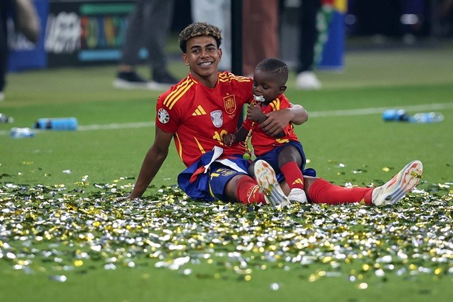 Keyne còn ngậm ti khi Tây Ban Nha vô địch EURO 2024. Ảnh: Getty.