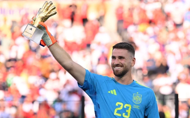 Simon nhận giải thưởng Găng tay vàng World Cup. Ảnh: Getty.