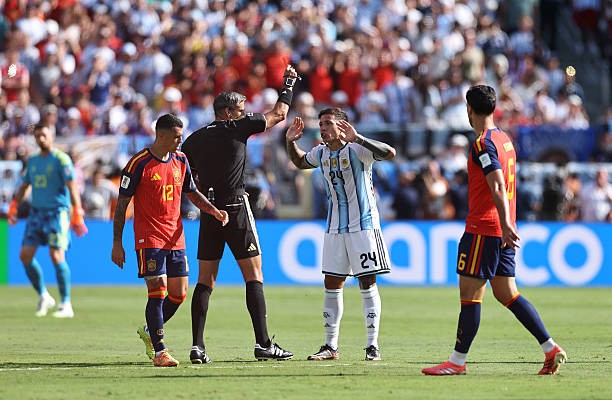 Fernandez nhận thẻ đỏ ở chung kết World Cup. Ảnh: Getty.