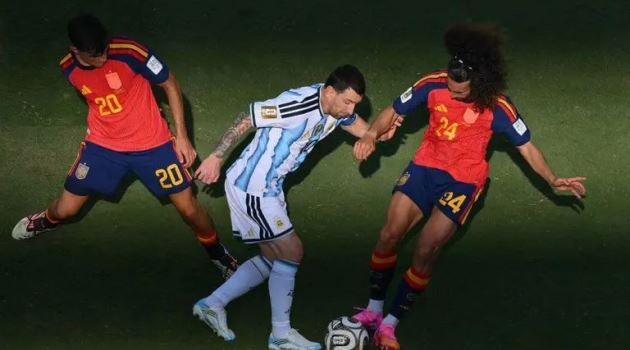 Messi và ĐT Argentina bất lực trước Tây Ban Nha. Ảnh: Getty Images.