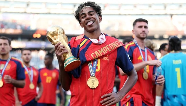 Lamine Yamal đầy ắp thành công ở tuổi 19. (Ảnh: Getty Images)